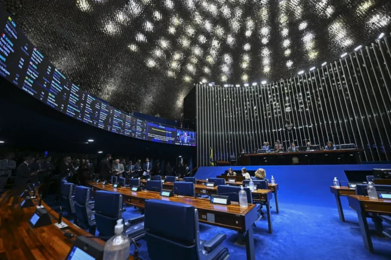 Senado avança em debates sobre o fim da escala 6x1 em meio a embate político