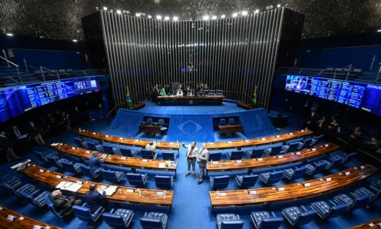 Senado inicia votação decisiva sobre o fim da escala 6x1 no Brasil