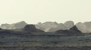 Sonda Curiosity revela amanhecer em Marte com formações rochosas milenares