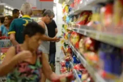 Supermercado e despesas com alimentação lideram o peso no orçamento das famílias brasileiras
