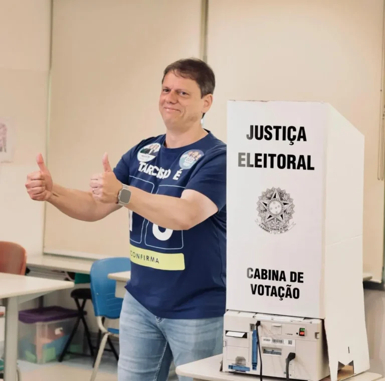 Tarcísio de Freitas vota em São Paulo e destaca prioridades para eventual novo mandato