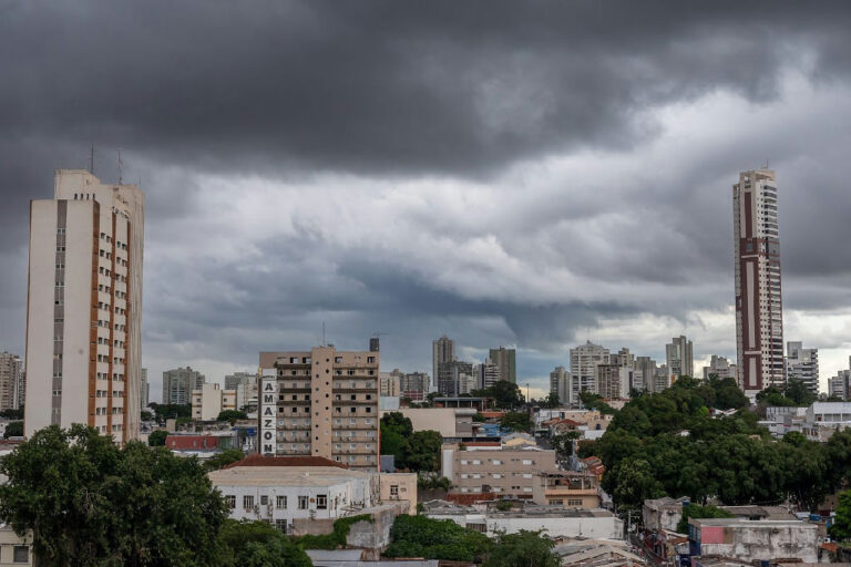 Temporal em Cuiabá: Inmet emite alerta de tempestade com ventos de até 100 km/h