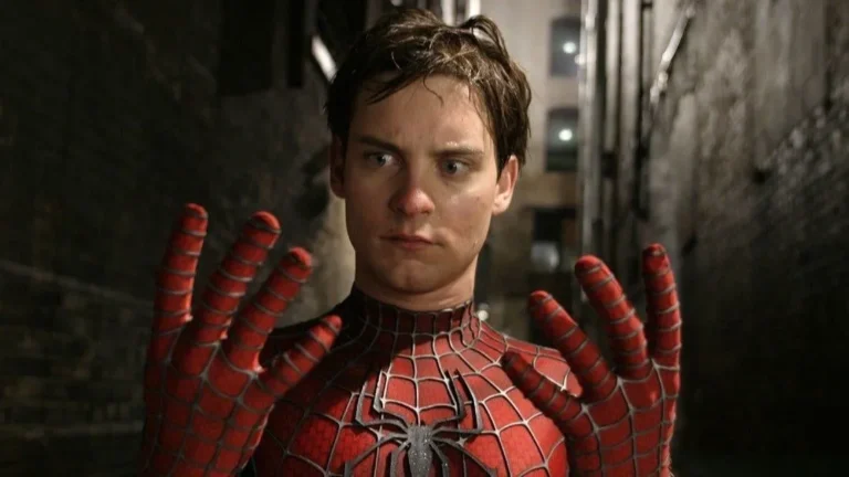 Tobey Maguire prestigia união de Jennifer Meyer no Havaí semanas depois de oficializar divórcio
