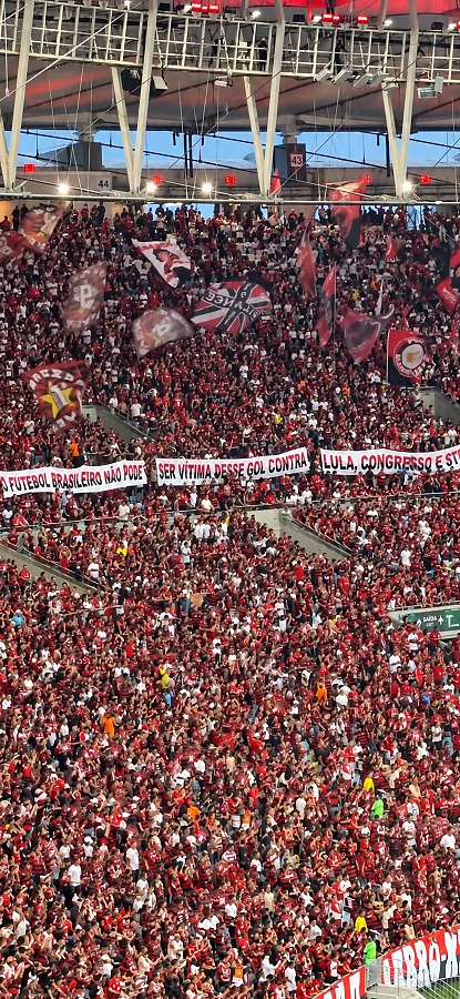 Torcida do Flamengo protesta contra proibição das bets no Maracanã