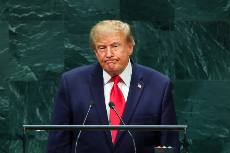 Trump reforça postura contra programa nuclear iraniano e critica imprensa em redes sociais