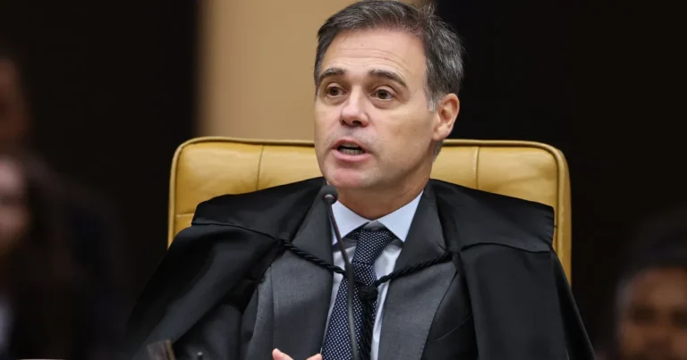 TSE ordena suspensão de propaganda de Lula contra Flávio Bolsonaro sobre escala 6x1