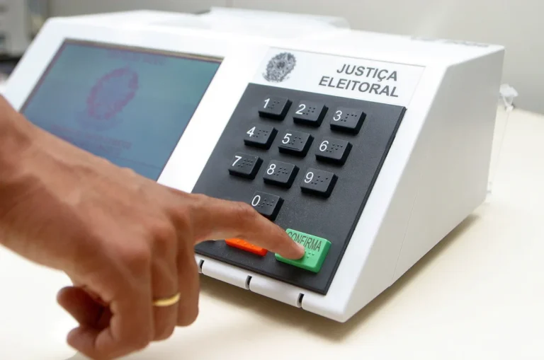 Urnas eletrônicas ganham nova interface para tornar votação mais acessível em 2026