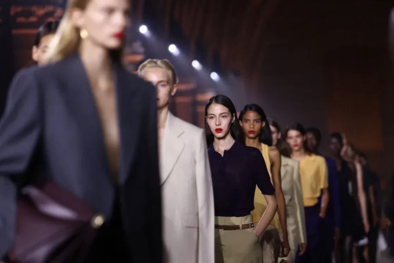 Victoria Beckham aposta em alfaiataria oversized na Semana de Moda de Paris