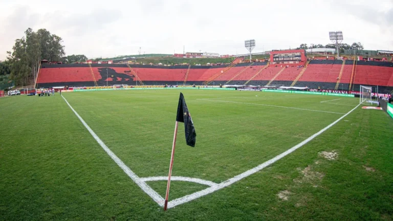 Vitória recebe a Chapecoense no Barradão em duelo decisivo pela permanência na elite