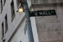 Wall Street fecha em baixa e investidores aguardam balanços e juros