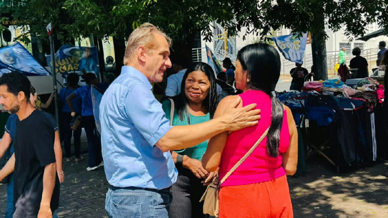 Wilson Santos encerra campanha com caminhada nostálgica pelo centro de Cuiabá