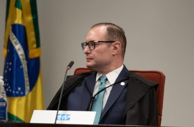 Zanin limita prorrogação de votação no STF a urnas que seguiam abertas